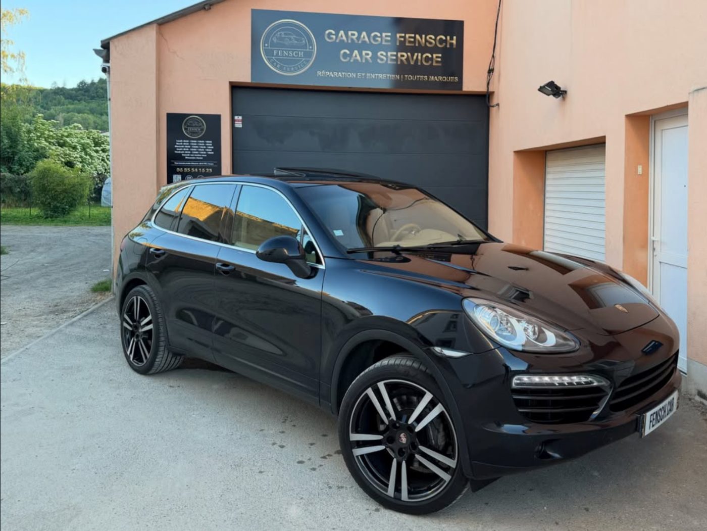 Porsche Cayenne noir d'occasion devant le garage Fensch Car Service à Nilvange
