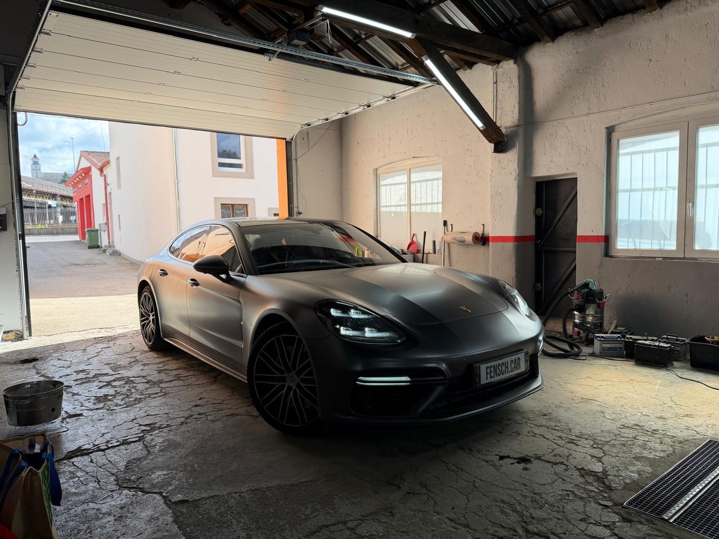 Una Porsche Panamera nell'officina Fensch Car Service a Nilvange
