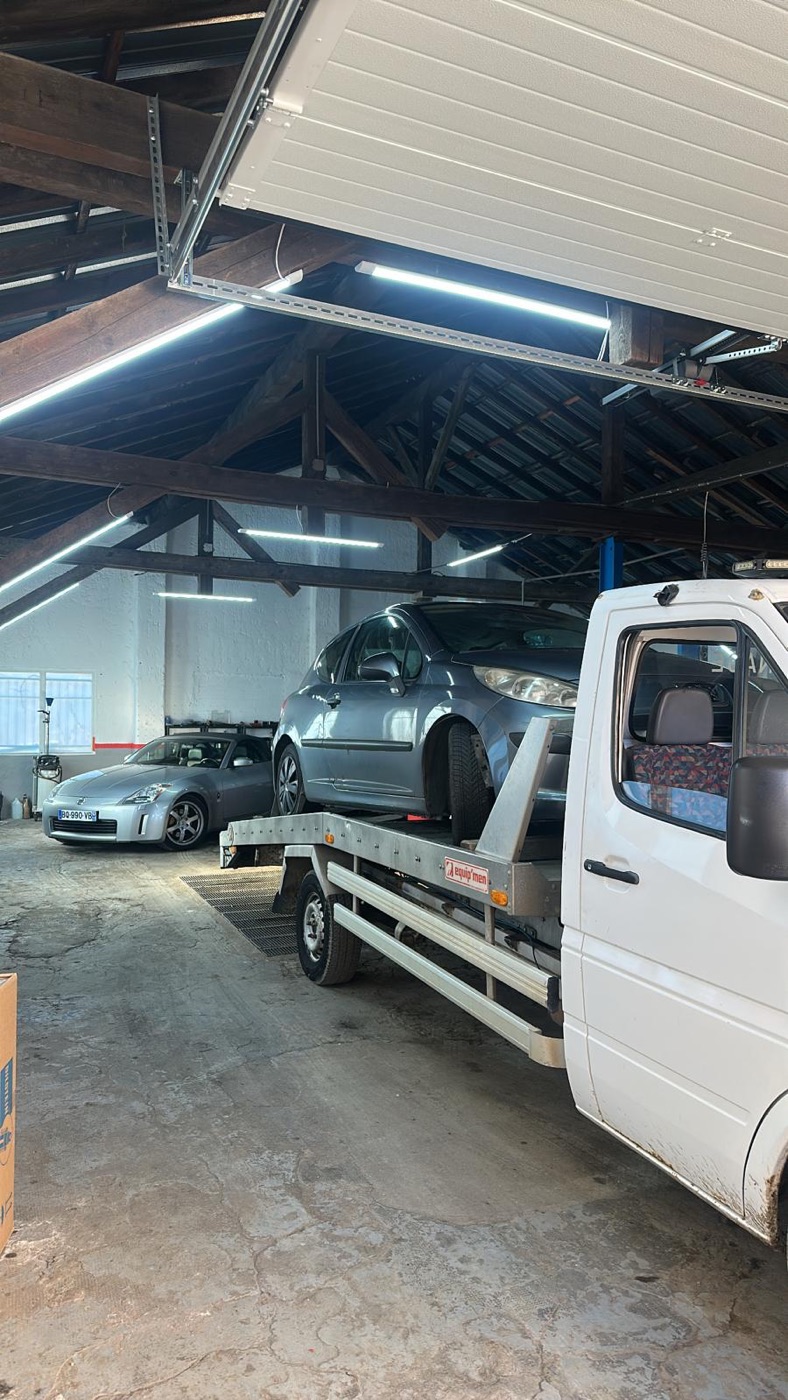 Il carro attrezzi di Fensch Car Service davanti all'officina di Nilvange